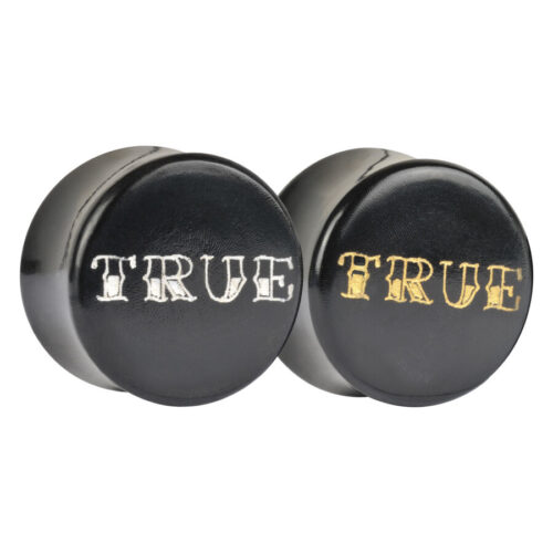 Zwei schwarze Hornplugs mit 'TRUE' Schriftzug in Gold und Platin auf weißem Hintergrund