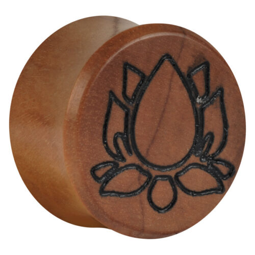 Runder Holz Plug mit schwarzer Lotus Gravur auf braunem Hintergrund