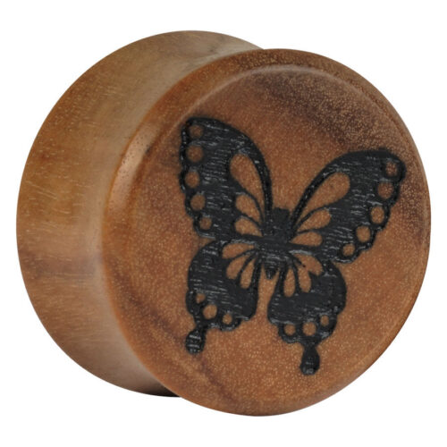 Runder Holzplug mit schwarzer Schmetterling Gravur auf neutralem Hintergrund