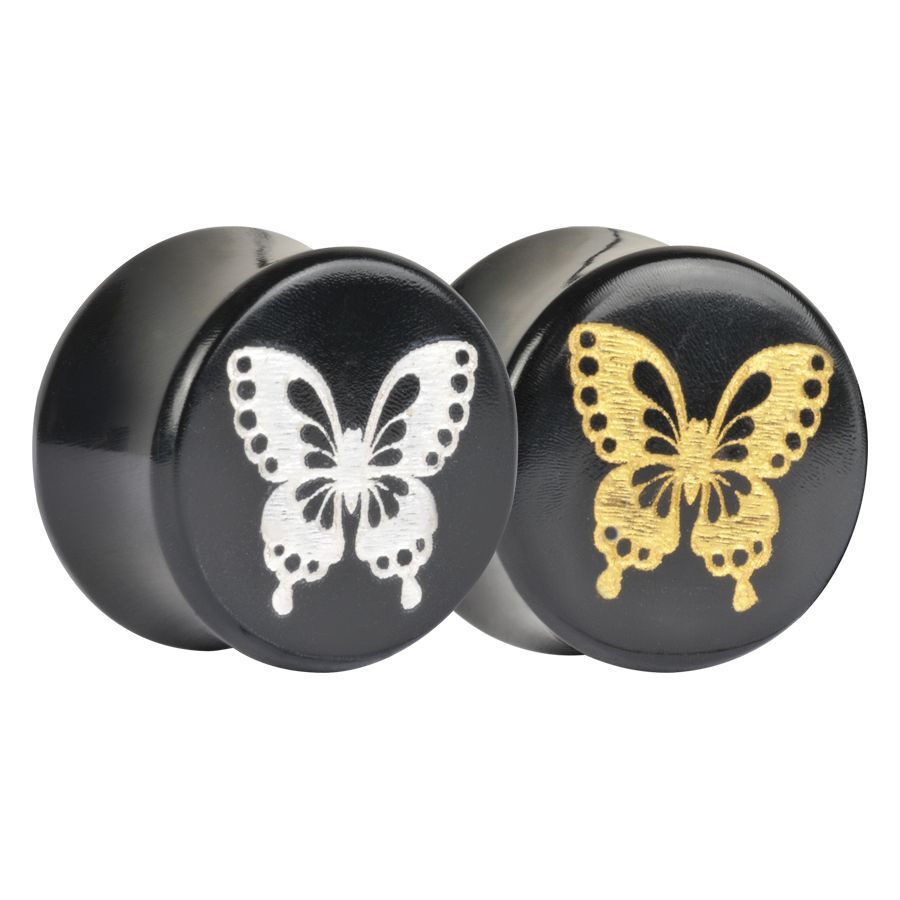 Butterfly Plugs Gold und Platin Horn Ohrstecker Zwei schwarze Hornplugs mit goldener und platinfarbener Schmetterlingsgravur auf weißem Hintergrund