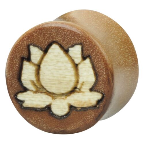 Runder, hölzerner Plug mit eingraviertem Lotus-Motiv auf weißem Hintergrund