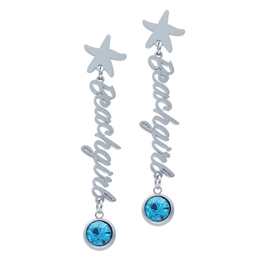 Silberne Beachgirl Ohrstecker mit Aquamarin Silberne Ohrstecker mit Beachgirl-Schriftzug und aquamarinfarbenem Kristall auf weißem Hintergrund