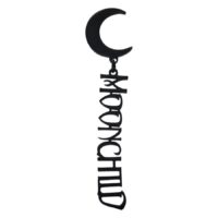 Schwarze Moonchild Ohrstecker aus Chirurgenstahl Schwarze Ohrstecker mit Mondmotiv und 'Moonchild' Schriftzug auf weißem Hintergrund
