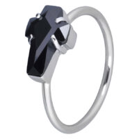 Silberner Ring mit schwarzem Kreuzkristall Silberner Cross Ring mit schwarzem Kristall auf weißem Hintergrund