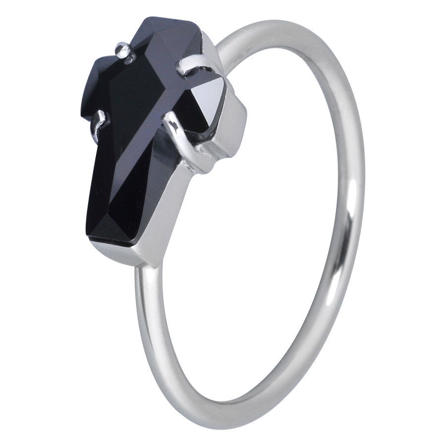 Silberner Ring mit schwarzem Kreuzkristall Silberner Cross Ring mit schwarzem Kristall auf weißem Hintergrund
