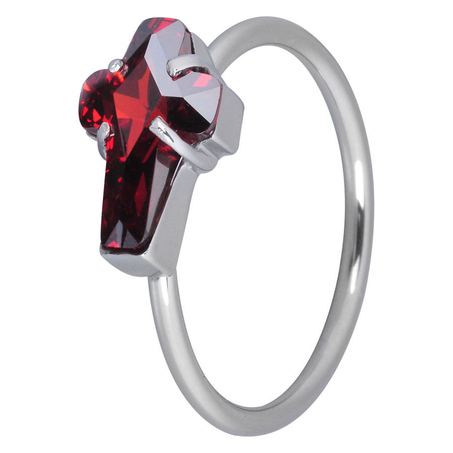 Silberner Cross Ring mit rotem Kristall, Größe 52 Silberner Fingerring mit rotem Kreuzkristall auf weißem Hintergrund