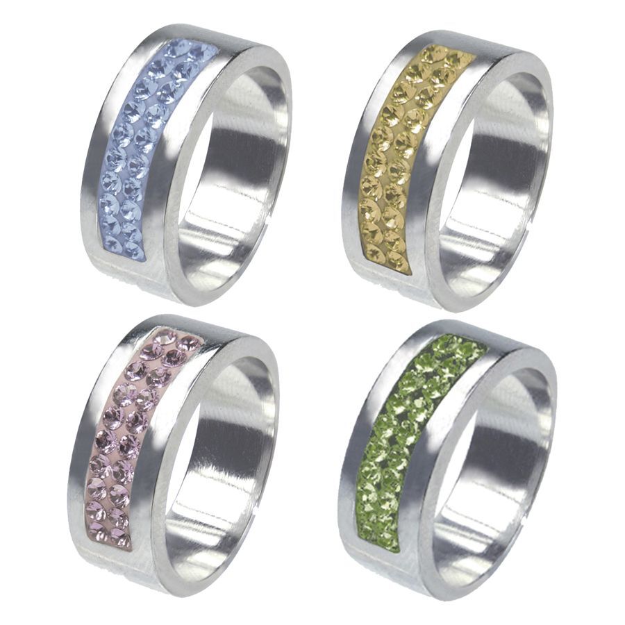 Silberne Ringe mit Kristallen in vier Farben Vier silberne Fingerringe mit hellblauen, hellgrünen, rosa und gelben Kristallen auf weißem Hintergrund