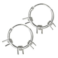 Silberne Double Mesh Ohrringe von Wildcat Zwei silberne Ohrringe mit doppeltem Mesh-Design auf weißem Hintergrund