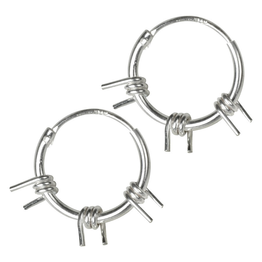 Silberne Double Mesh Ohrringe von Wildcat Zwei silberne Ohrringe mit doppeltem Mesh-Design auf weißem Hintergrund