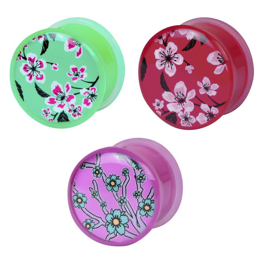Bunte Flower Blossom Plugs in Acryl Drei bunte Acryl-Plugs mit Blumenmuster in Grün, Rot und Lila auf weißem Hintergrund