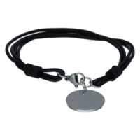 Schwarzes Lederarmband mit gravierbarer runder Silberplatte auf weißem Hintergrund
