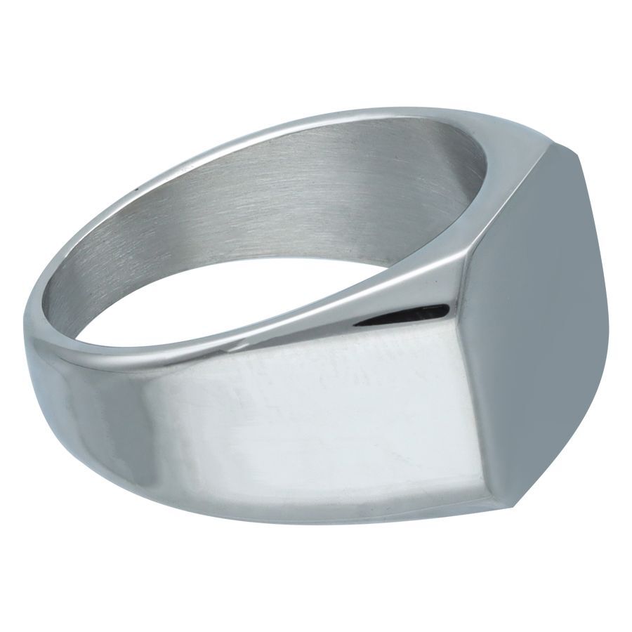 Gravierbarer Basic Ring aus Chirurgenstahl Silberner Ring aus Chirurgenstahl 316L auf weißem Hintergrund
