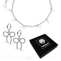 Silbernes Armband mit Perlen und Schleifen-Ohrringe auf weißem Hintergrund