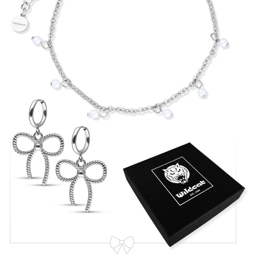 Silbernes Armband mit Perlen und Schleifen-Ohrringe auf weißem Hintergrund