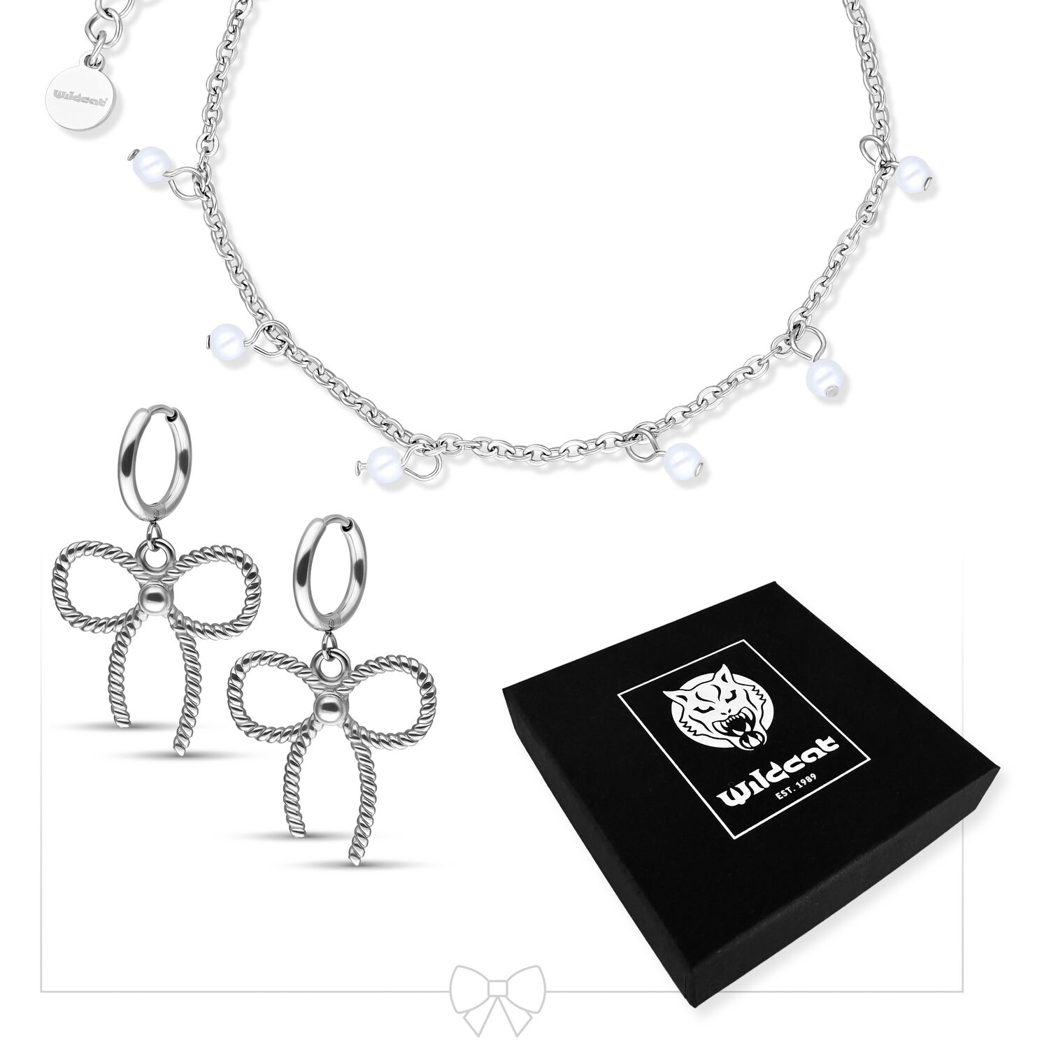 Silbernes Armband mit Perlen und Schleifen-Ohrringe auf weißem Hintergrund