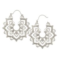 Zwei silberne Sunburst Hoops Ohrringe aus Messing mit filigranem Design auf weißem Hintergrund