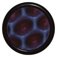 Runder Honeycomb Plug in Blau und Rot auf schwarzem Hintergrund