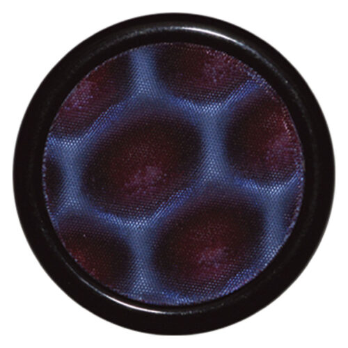 Runder Honeycomb Plug in Blau und Rot auf schwarzem Hintergrund