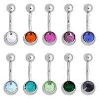 Bauchnabelpiercing aus Chirurgenstahl mit Kristallen Silbernes Bauchnabelpiercing mit bunten Kristallen auf weißem Hintergrund