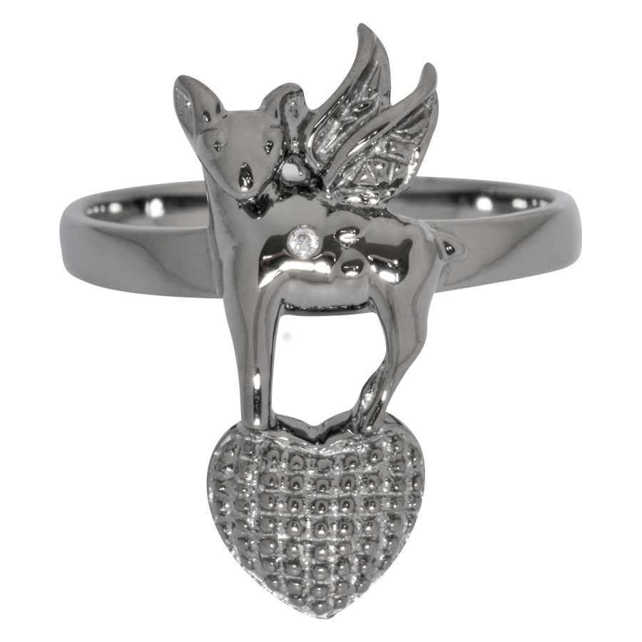 Silberring mit Hirsch und Herzdesign, glänzend auf weißem Hintergrund