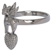 Silberner Ring mit Hirschfigur und Herzanhänger auf weißem Hintergrund