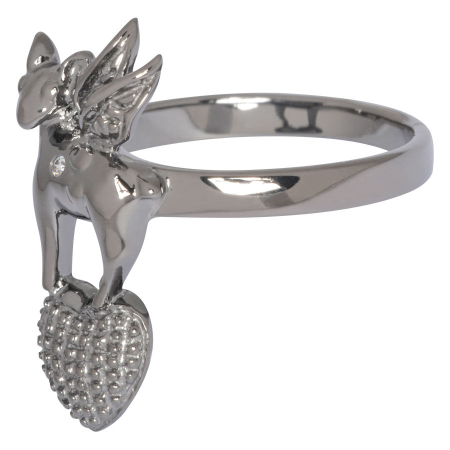 Silberner Ring mit Hirschfigur und Herzanhänger auf weißem Hintergrund