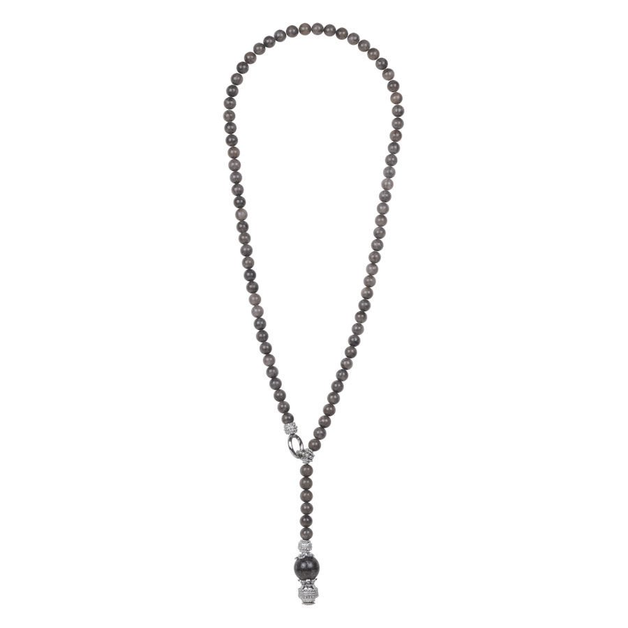 KINKY Pop Rock Pearls Kette in Schwarz Lange schwarze Kette mit runden Perlen und Anhänger auf weißem Hintergrund