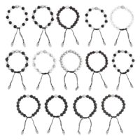 Set aus 15 Armbändern mit Perlen in Schwarz, Weiß und Braun auf weißem Hintergrund