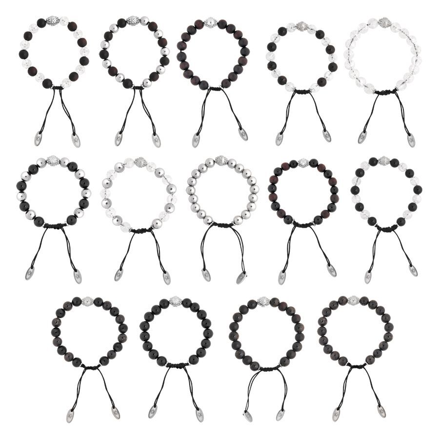 Set aus 15 Armbändern mit Perlen in Schwarz, Weiß und Braun auf weißem Hintergrund
