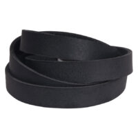 Schwarzes Lederarmband auf weißem Hintergrund, mehrfach gewickelt