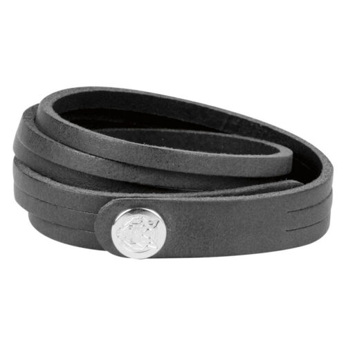Schwarzes Lederarmband mit Wickeldesign und silbernem Logo auf neutralem Hintergrund