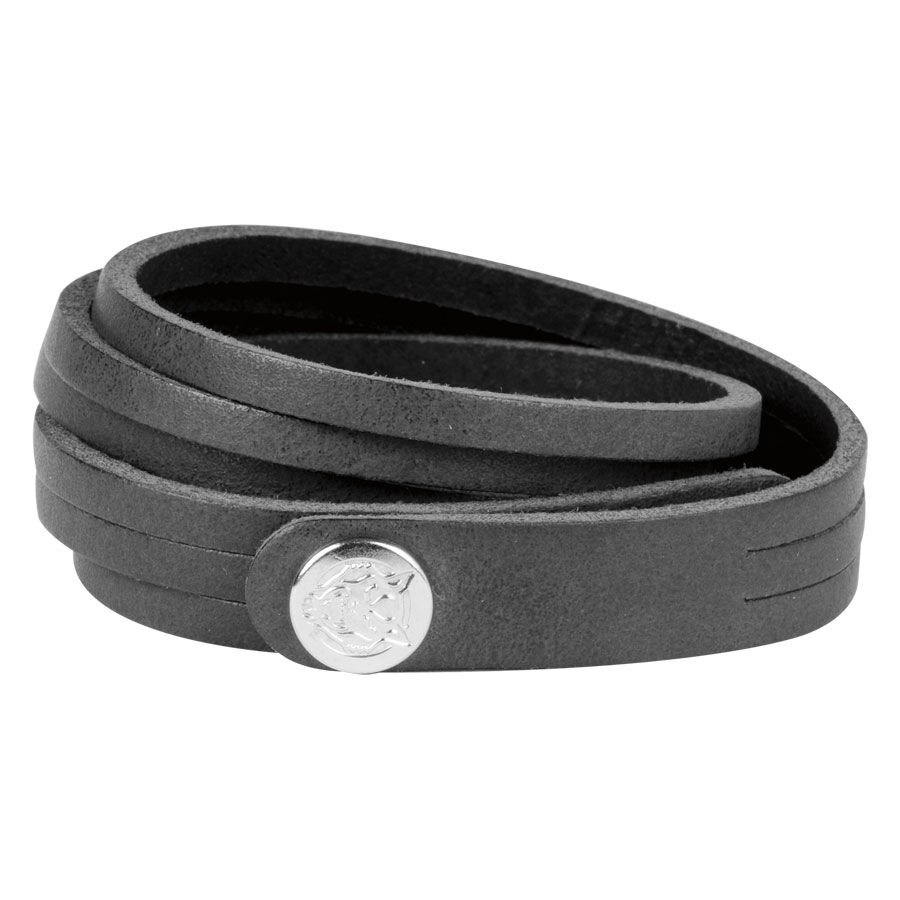 Schwarzes Lederarmband Big Cuts von Wildcat Schwarzes Lederarmband mit Wickeldesign und silbernem Logo auf neutralem Hintergrund