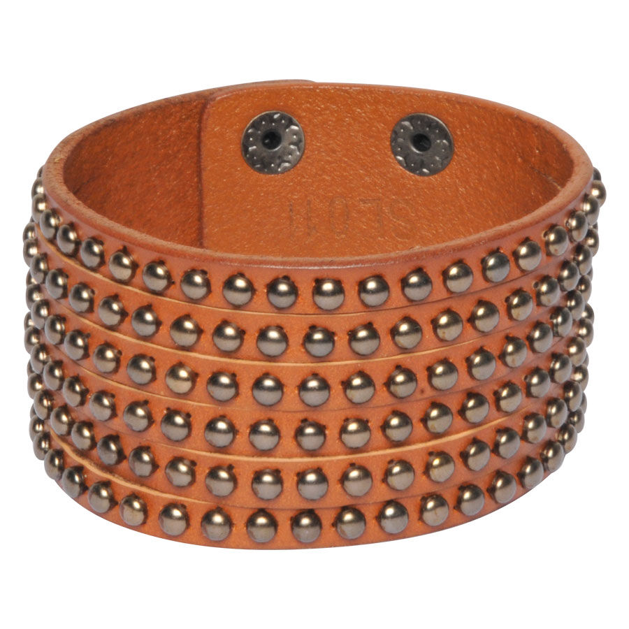 Wildcat Lederarmband Cognac mit Nieten Breites cognacfarbenes Lederarmband mit mehreren Reihen von Nieten auf weißem Hintergrund