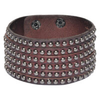 Braunes Lederarmband mit mehreren Reihen von Metallnieten auf weißem Hintergrund
