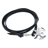 Wildcat Lederarmband mit Axt-Anhänger Schwarzes Lederarmband mit silbernem Axt-Anhänger auf weißem Hintergrund