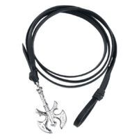 Wildcat Lederarmband mit Axt-Anhänger Schwarzes Lederarmband mit silbernem Axt-Anhänger auf weißem Hintergrund