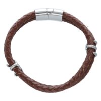 Braunes Kunstlederarmband mit silbernem Verschluss Geflochtenes braunes Kunstlederarmband mit silbernem Magnetverschluss auf weißem Hintergrund