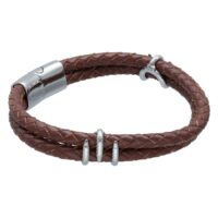 Braunes Kunstlederarmband mit Metallschließe Braunes geflochtenes Kunstlederarmband mit silberner Metallschließe auf weißem Hintergrund