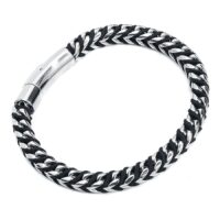 Schwarzes und silbernes Armband aus Nylon und Chirurgenstahl auf weißem Hintergrund