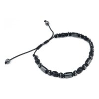 Schwarzes Armband aus Nylon und Stein Schwarzes Nylonarmband mit schwarzen Steinen auf weißem Hintergrund