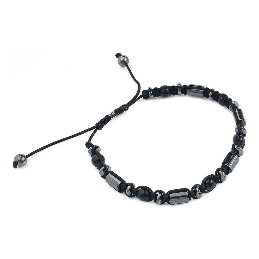 Schwarzes Armband aus Nylon und Stein Schwarzes Nylonarmband mit schwarzen Steinen auf weißem Hintergrund