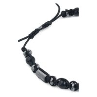 Schwarzes Armband mit Nylon und Stein Unisex schwarzes Armband aus Nylon mit Steinperlen auf weißem Hintergrund