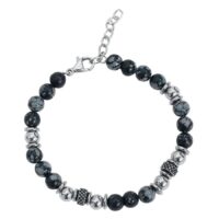 Schwarzes Armband mit Steinen und Chirurgenstahl-Perlen auf weißem Hintergrund