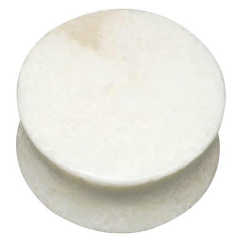 Runder Lemon Chrysoprase Plug in hellem Stein auf weißem Hintergrund