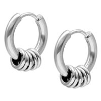 Kleine 5-Ringe Creolen aus Chirurgenstahl Zwei silberne Creolen mit je fünf Ringen auf weißem Hintergrund