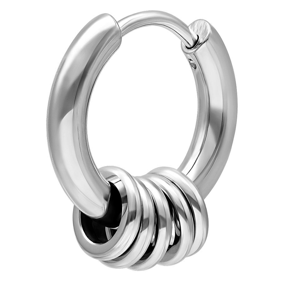 Silberne Ohrringe mit 5 Ringen aus Chirurgenstahl Silberfarbene Ohrringe mit 5 kleinen Ringen auf weißem Hintergrund