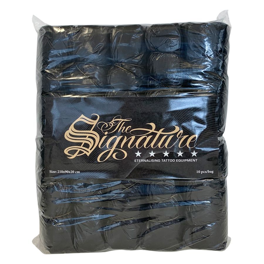Schwarzer Matratzenschoner für Tattoo-Studios Schwarzer Matratzenschoner in Verpackung mit goldener Aufschrift 'The Signature'