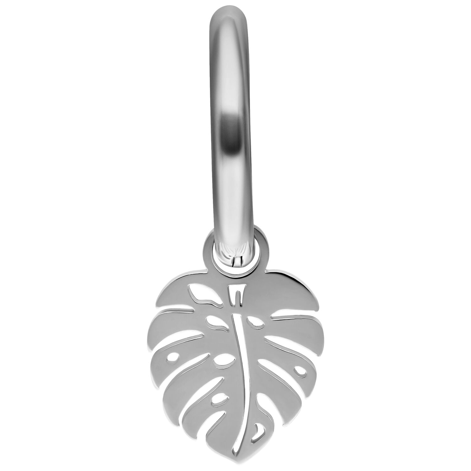 Silberne Creole mit Monstera-Blatt-Anhänger auf weißem Hintergrund