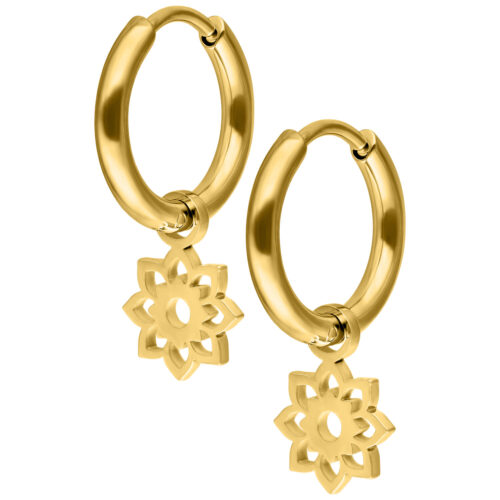 Goldene Ohrringe mit blumenförmigem Anhänger auf weißem Hintergrund