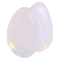 Halbtransparenter Stein-Plug in Opaloptik auf weißem Hintergrund